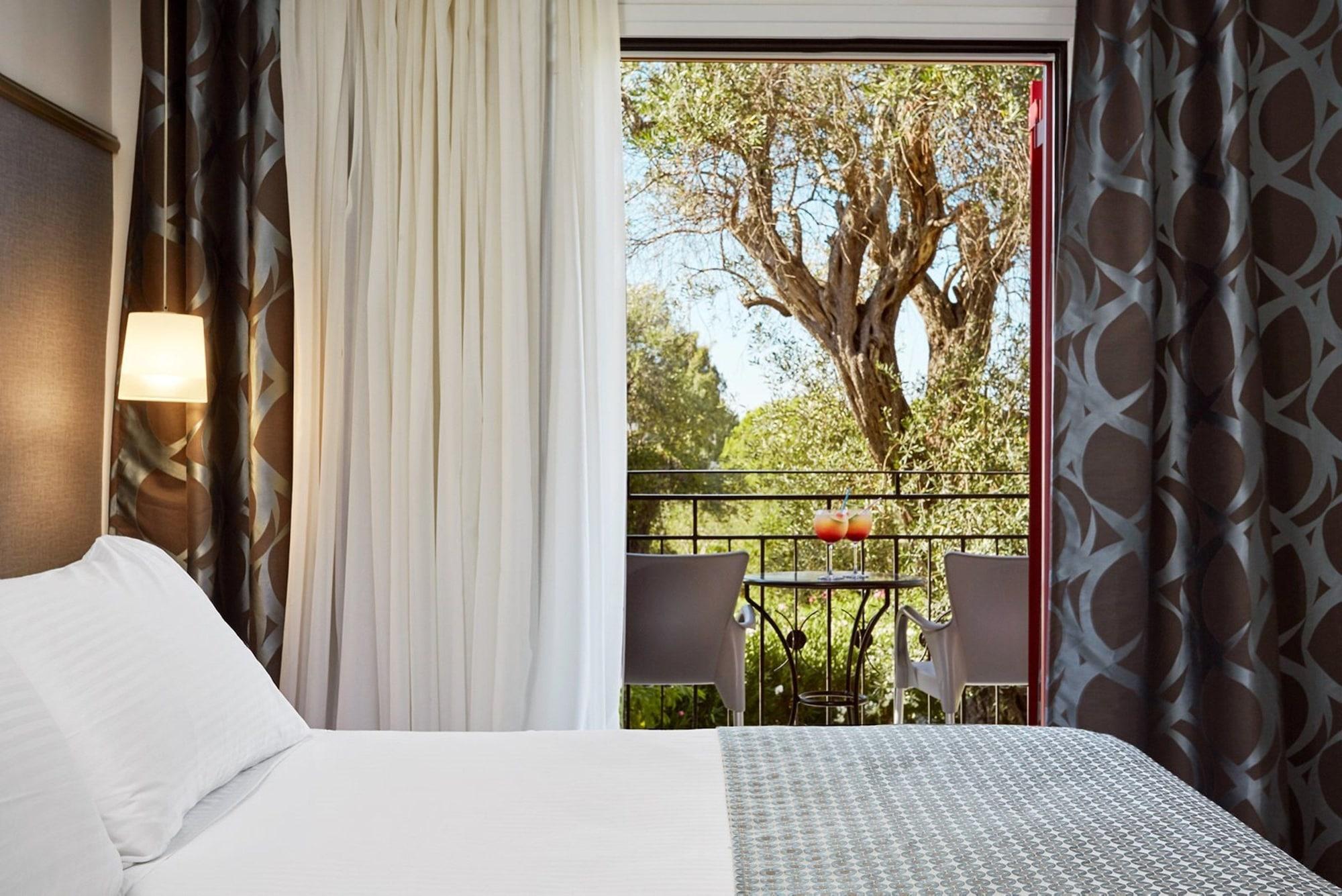 Sentido Apollo Palace เมซอนกิ ภายนอก รูปภาพ A room at the hotel