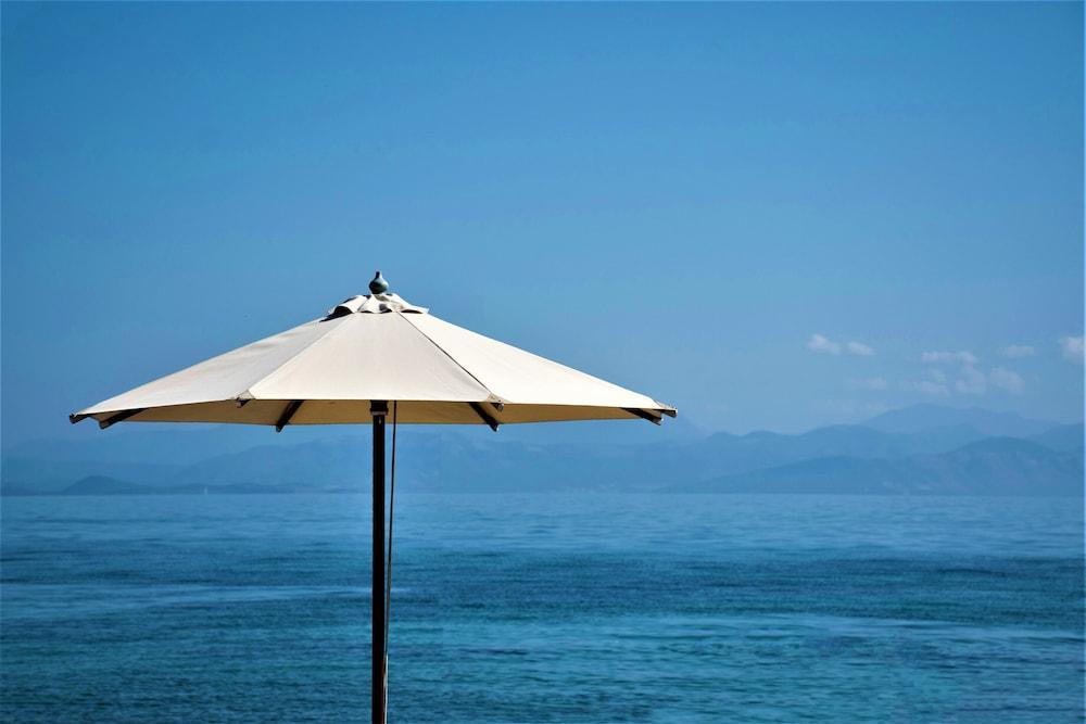 Sentido Apollo Palace เมซอนกิ ภายนอก รูปภาพ A beach umbrella