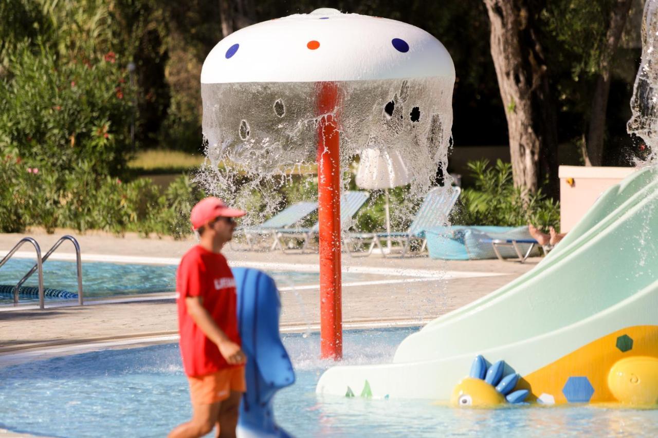 Sentido Apollo Palace เมซอนกิ ภายนอก รูปภาพ Mushroom umbrella