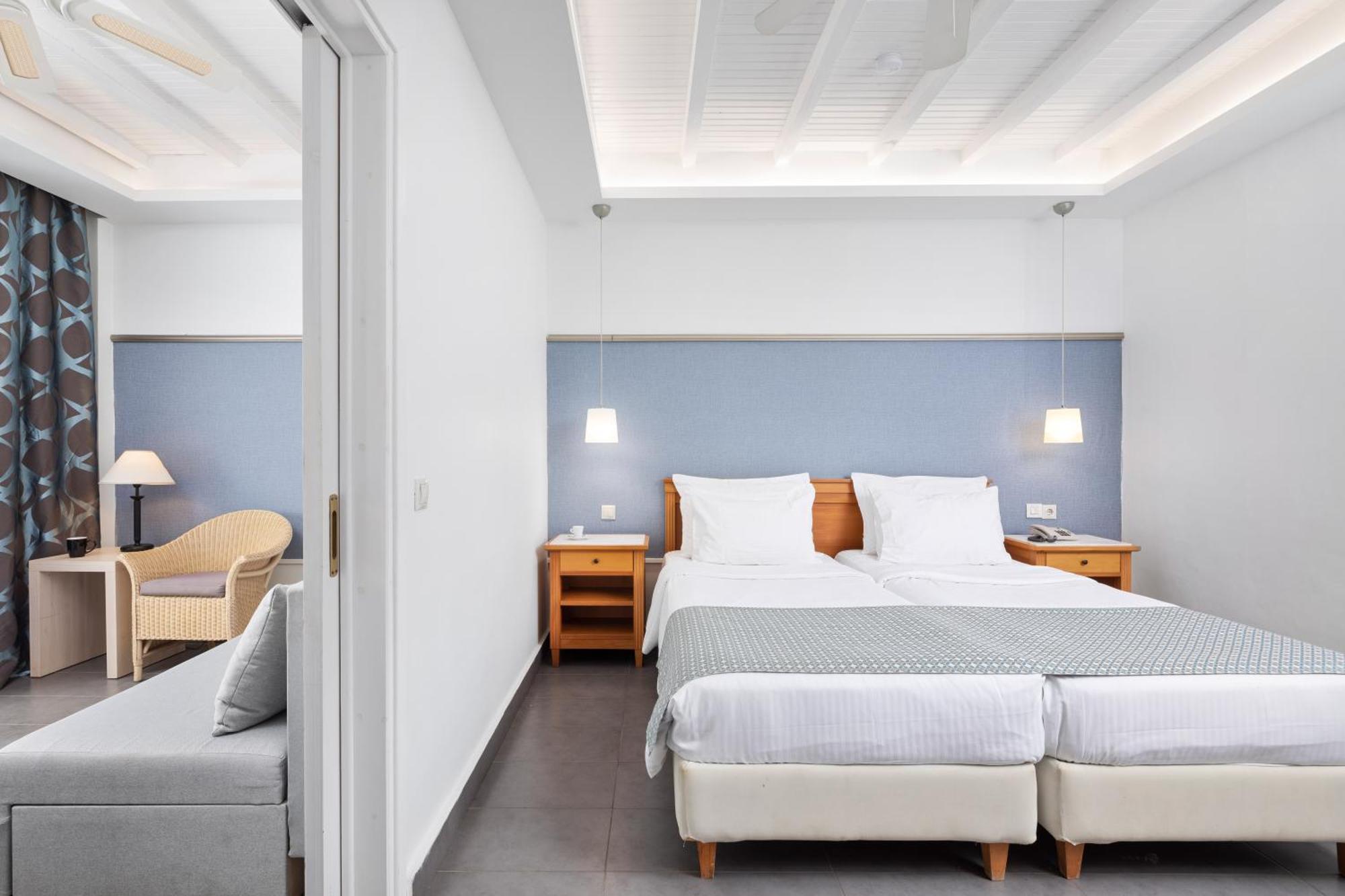 Sentido Apollo Palace เมซอนกิ ภายนอก รูปภาพ A bedroom at the hotel