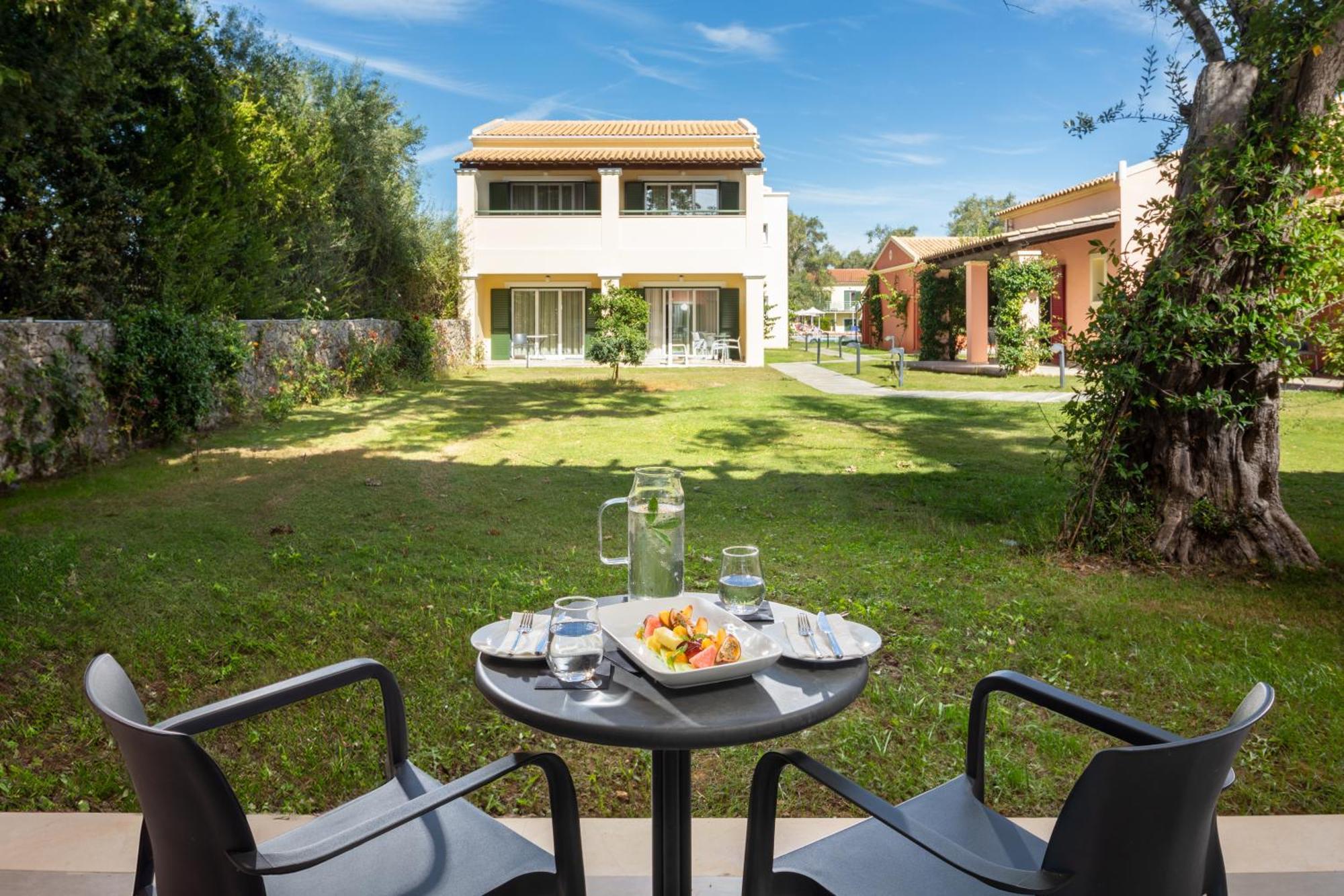 Sentido Apollo Palace เมซอนกิ ภายนอก รูปภาพ The garden of the hotel