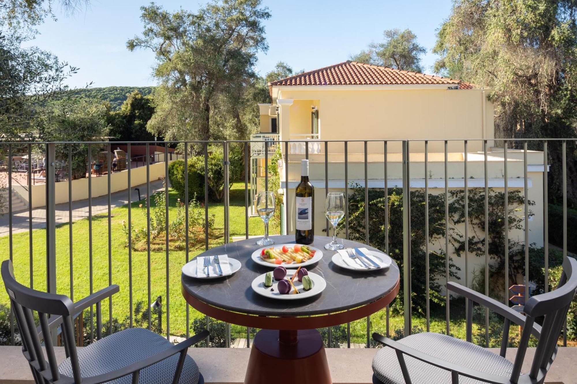 Sentido Apollo Palace เมซอนกิ ภายนอก รูปภาพ A typical balcony at the hotel