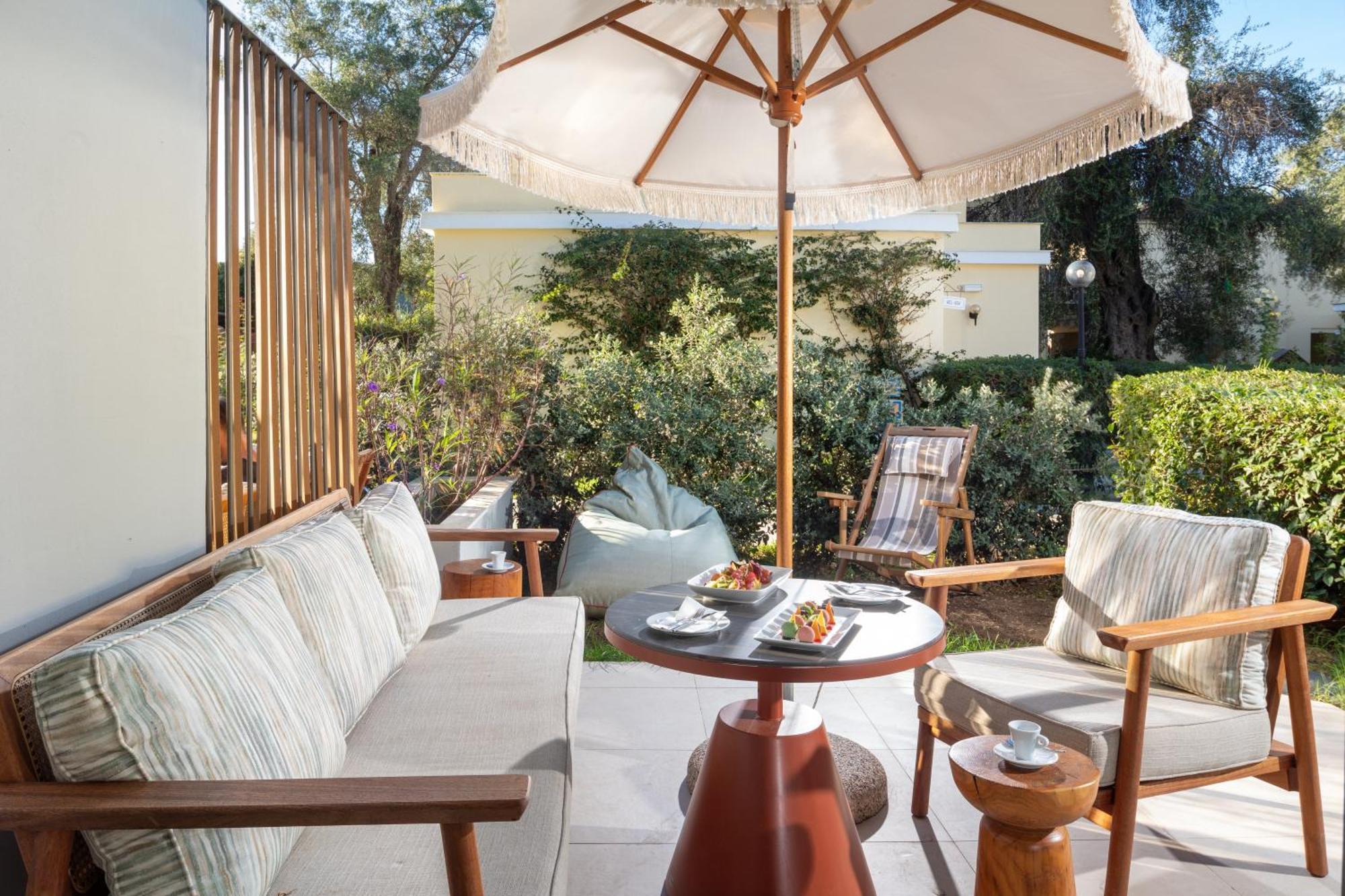 Sentido Apollo Palace เมซอนกิ ภายนอก รูปภาพ A patio at the hotel