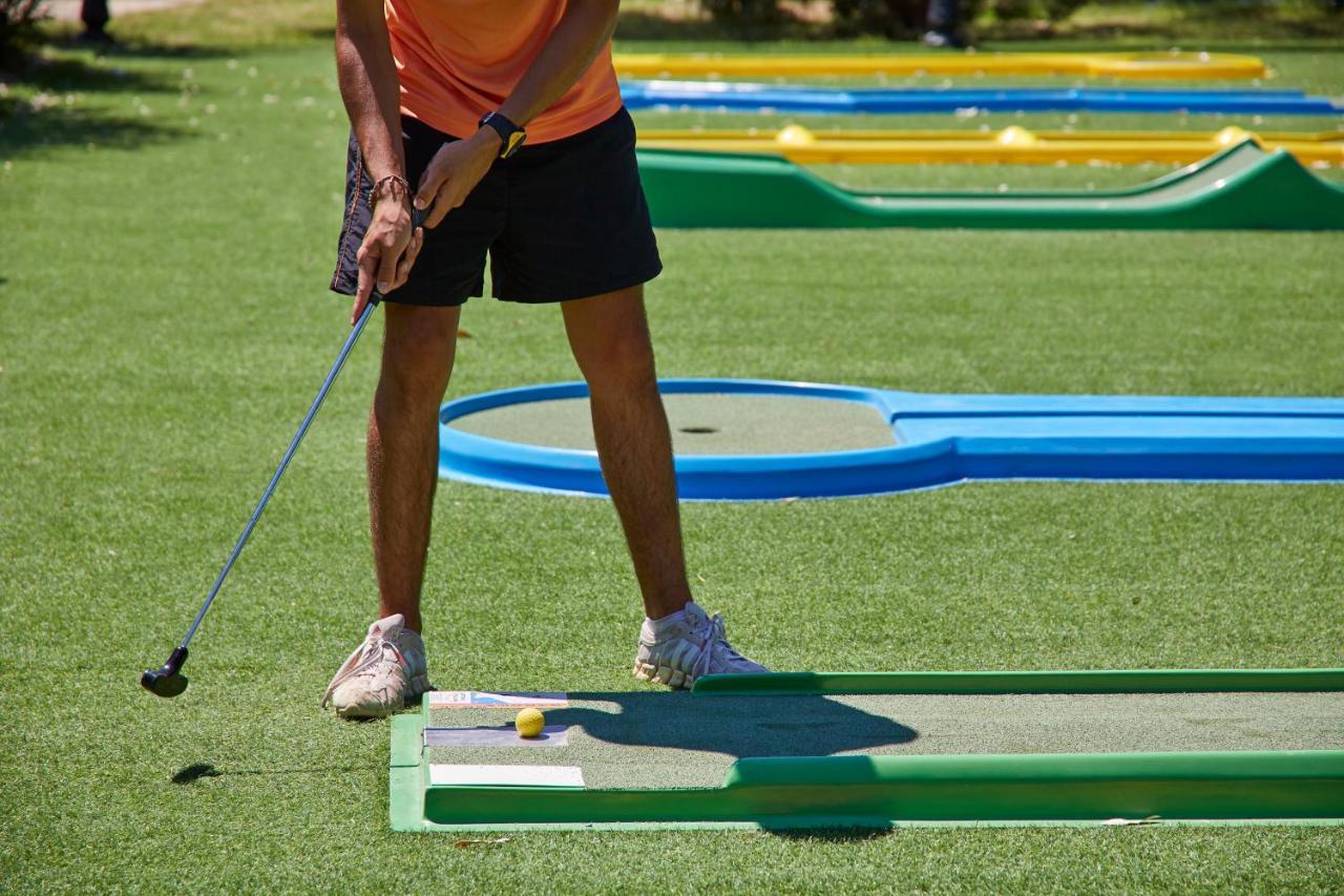 Sentido Apollo Palace เมซอนกิ ภายนอก รูปภาพ A player putting on a hole