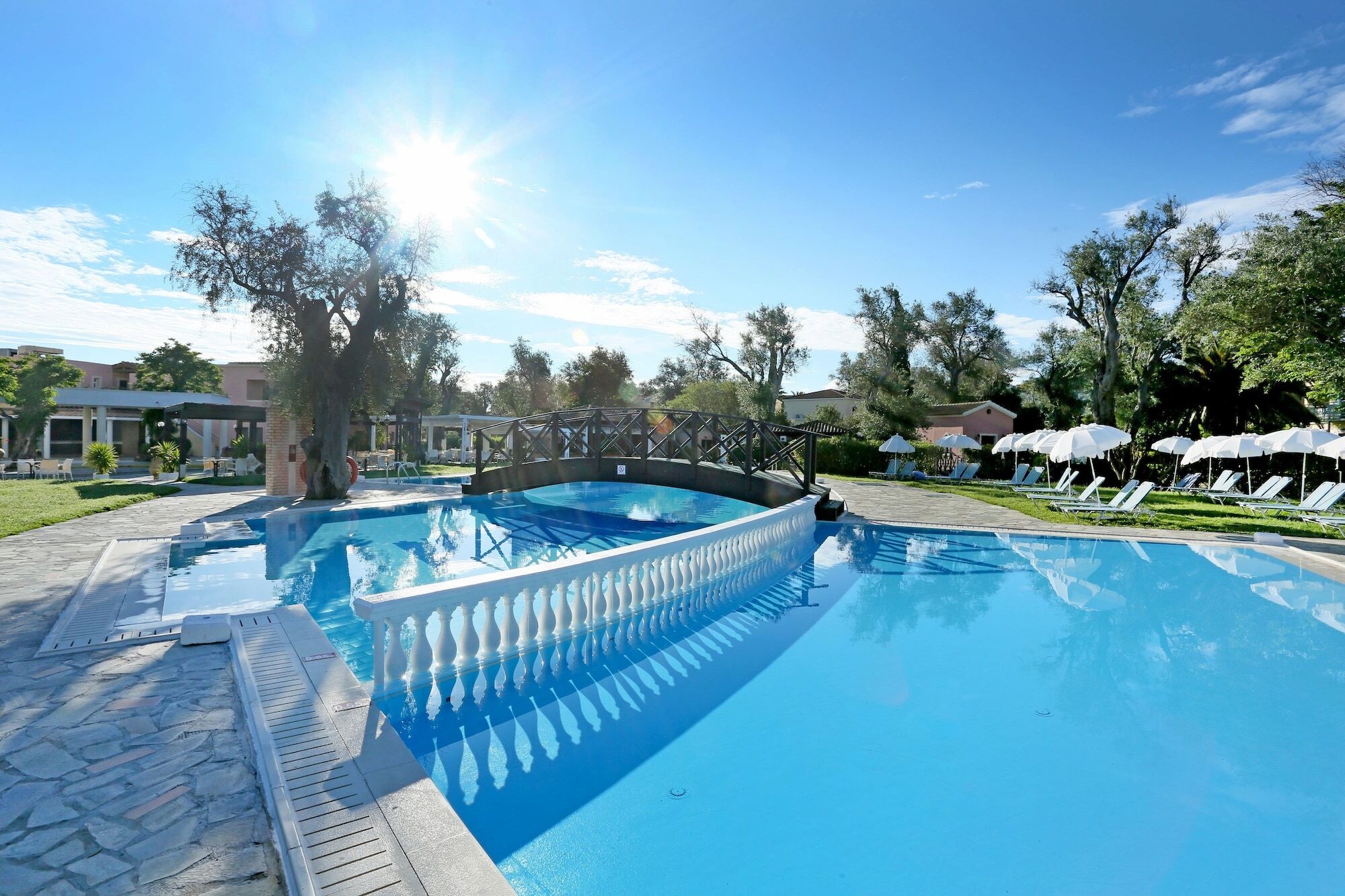 Sentido Apollo Palace เมซอนกิ ภายนอก รูปภาพ A swimming pool