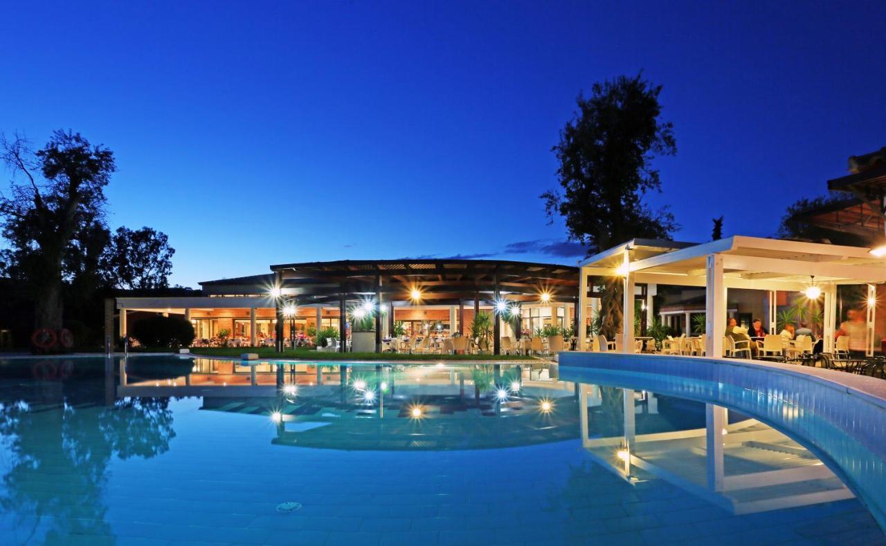 Sentido Apollo Palace เมซอนกิ ภายนอก รูปภาพ The resort at night